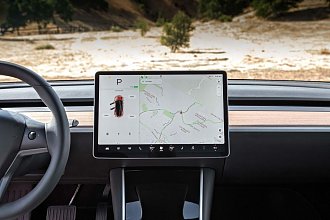 Kliknite na obrázok pre väčšiu verziu  Meno:	Tesla-Model-3-center-stack.jpg Videní:	2 Veľkosť:424,2 KB ID:	17069