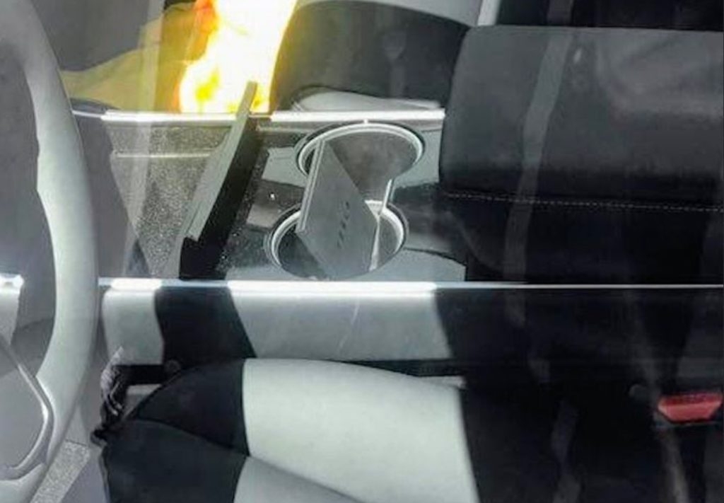 Kliknite na obrázok pre väčšiu verziu  Meno:	tesla-model-3-keycard-packet-cupholder-1024x711.jpg Videní:	1 Veľkosť:199,1 KB ID:	16836