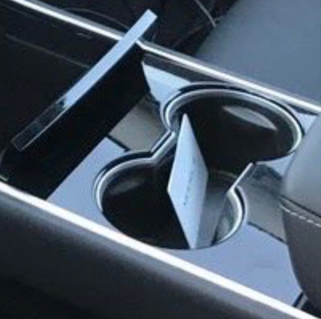 Kliknite na obrázok pre väčšiu verziu  Meno:	tesla-model-3-keycard-cupholder-1024x1019.jpg Videní:	1 Veľkosť:260,2 KB ID:	16835