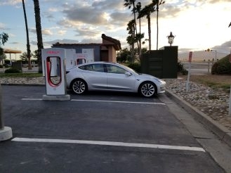 Kliknite na obrázok pre väčšiu verziu  Meno:	36-zlnykq8tesla-model-3-silver.jpg Videní:	1 Veľkosť:46,8 KB ID:	15935