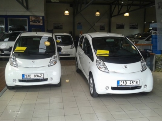 Kliknite na obrázok pre väčšiu verziu

Meno:	Foto_02_iony_v_autosalonu.jpg
Videní:	271
Veľkosť:127,8 KB
ID:	14052