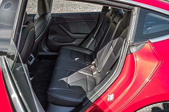 Kliknite na obrázok pre väčšiu verziu  Meno:	Tesla-Model-3-rear-interior-seats.jpg Videní:	1 Veľkosť:523,7 KB ID:	17071