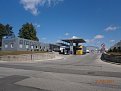 Vjezd do Emparku kolem čerpací stanice k nabíječce Greenway