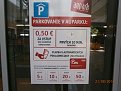 Obchodní centrum Aupark s parkovacím domem je v centru Piěšťan zpoplatněno paušálem 0,50 EUR za vjezd, viz cedule