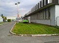 Ružomberok OMV TODOS rychlonabíječka GreenWay příjezd upraven prknem k překonání obrubníku, dále po trávě